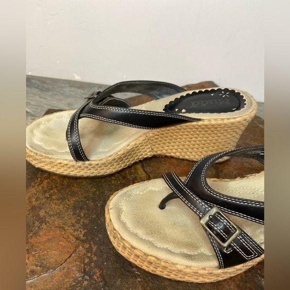 Easy Spirit~Mudd~Black/Light Gray/Tan Thong Wicker-Look Wedge Sandals~Size 9M - Picture 5 of 14